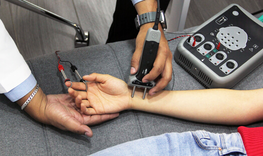 Velocidades de conducción nerviosa con electrodos en la mano